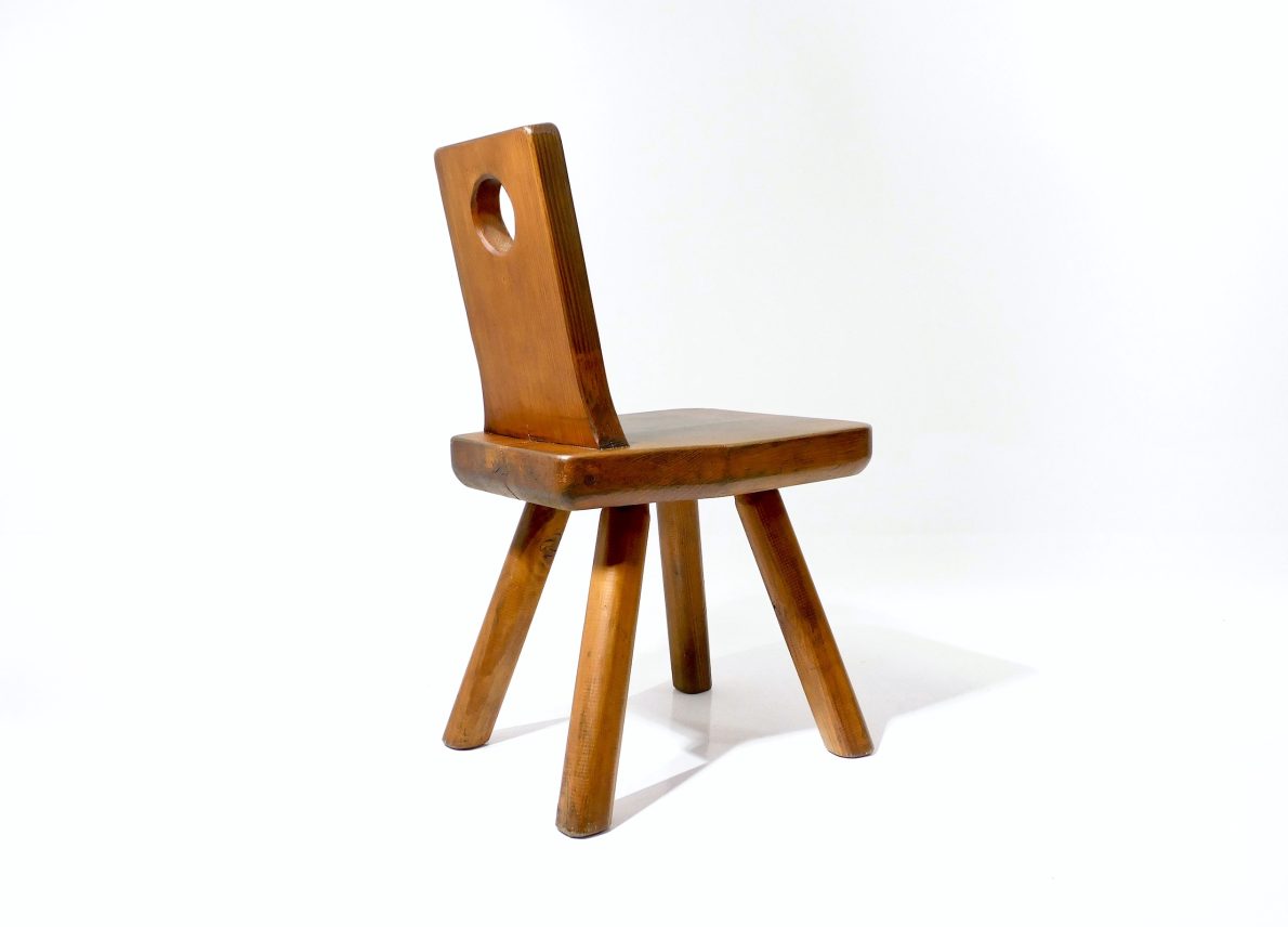 Zwei brutalistische Massivholzstühle16